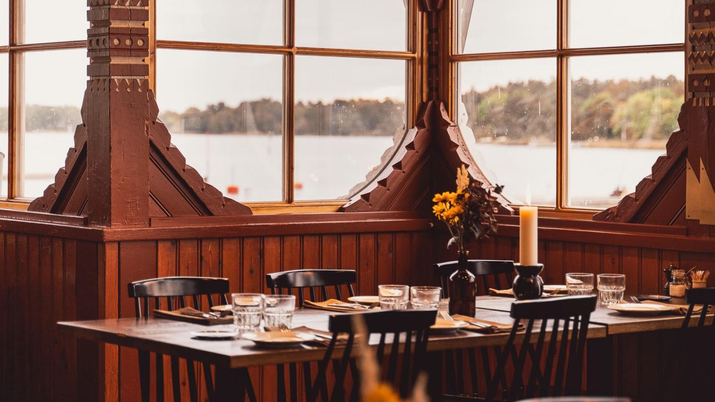 Bord vid fönster inne i paviljongen