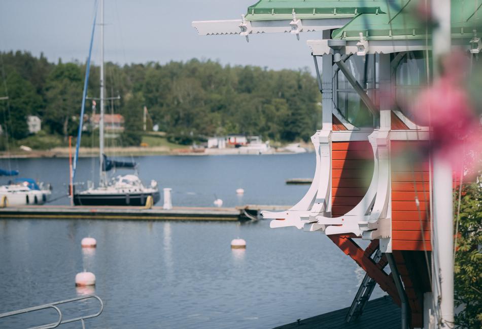 Segelbåt i hamnen framför paviljongen