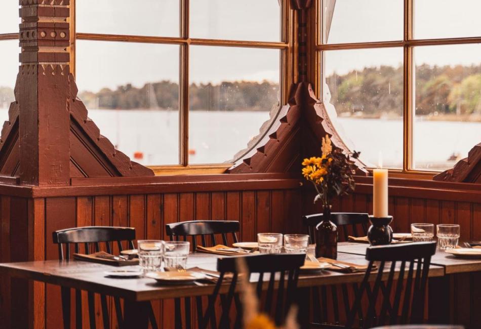 Bord vid fönster inne i paviljongen